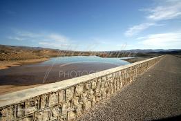 Image du Maroc Professionnelle de  Le barrage Laghrasse "dit barrage Hassan II", il se situe à 50 km au sud est de Taourirte au nord du Maroc, Samedi 10 Février 2006, ce barrage fournit en eau potable  le barrage Mohammed V qui sert de lien pour Machraa Hammadi,  ce dernier permet l'approvisionnement des centre de Taourirte et El Aïoun Sidi Mellouk. (Photo / Abdeljalil Bounhar) 